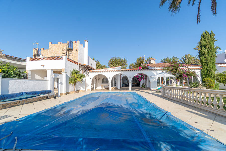 A vendre magnifique maison sur un large canal à Empuriabrava