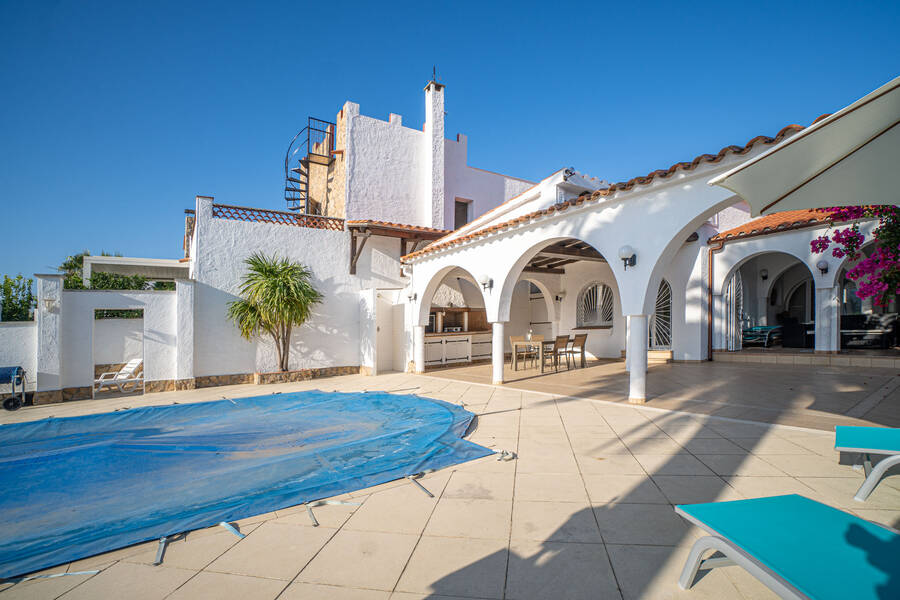 For sale magnificent house on a wide canal in Empuriabrava