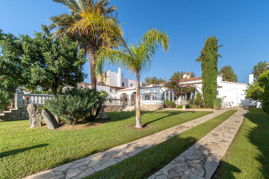 En venta magnifica casa en canal ancho en Empuriabrava