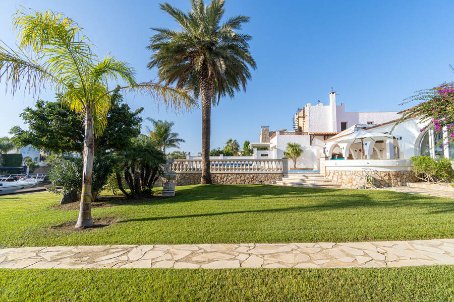 En venta magnifica casa en canal ancho en Empuriabrava