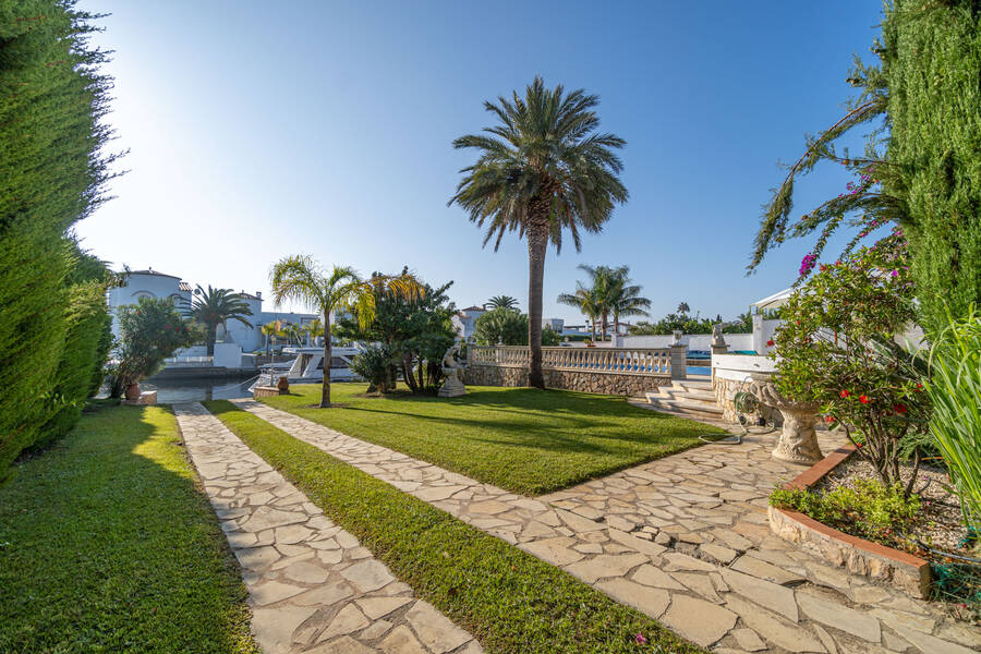 A vendre magnifique maison sur un large canal à Empuriabrava