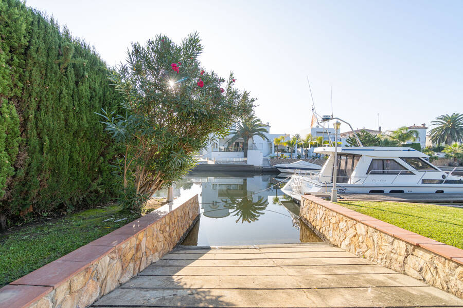 En venda magnifica casa en canal ample a Empuriabrava