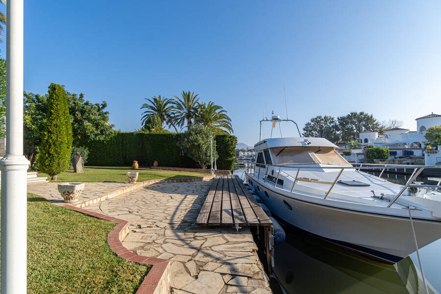 Zu verkaufen prächtiges Haus an einem breiten Kanal in Empuriabrava