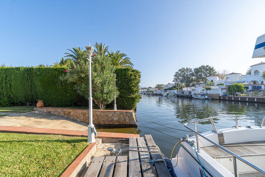 A vendre magnifique maison sur un large canal à Empuriabrava