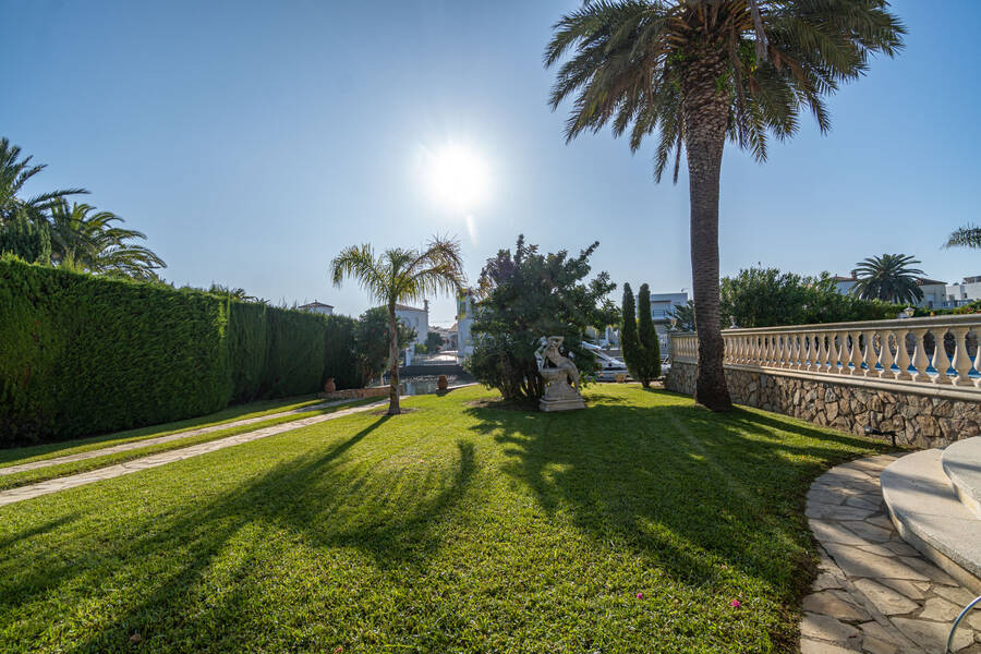 En venda magnifica casa en canal ample a Empuriabrava