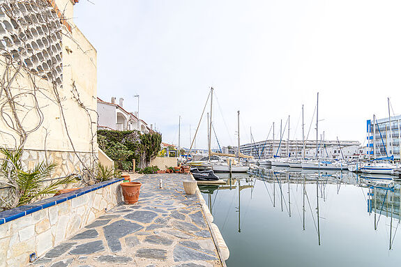 Spectacular villa with 21 meters of mooring with independent apartment