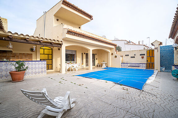 Spectacular villa with 21 meters of mooring with independent apartment