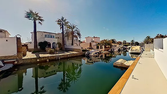 Oportunidad única: Amplia villa moderna al canal con 4 dormitorios y 4 baños