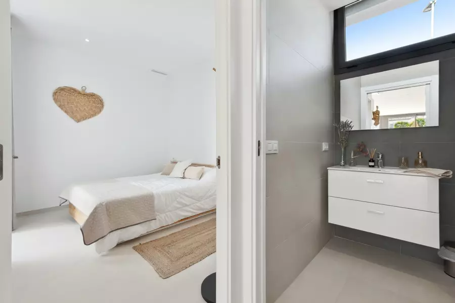 Unieke kans: Ruime moderne villa aan het kanaal met 4 slaapkamers en 4 badkamers.