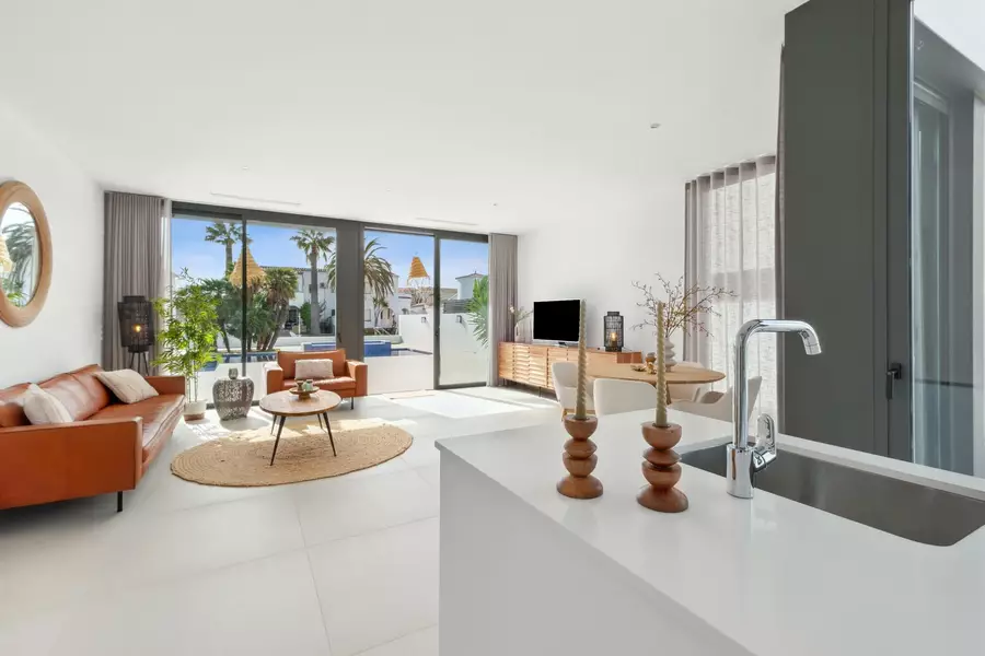 Unique opportunity: Spacious modern villa by the canal with 4 bedrooms and 4 bathrooms.