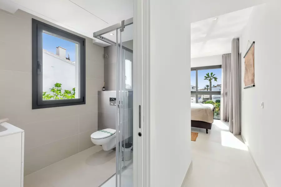 Unieke kans: Ruime moderne villa aan het kanaal met 4 slaapkamers en 4 badkamers.