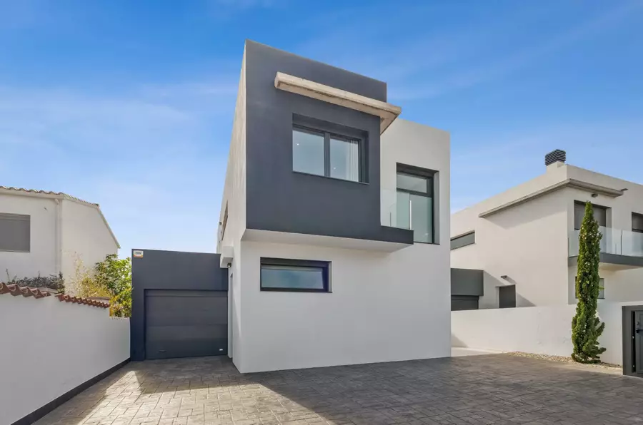 Unique opportunity: Spacious modern villa by the canal with 4 bedrooms and 4 bathrooms.