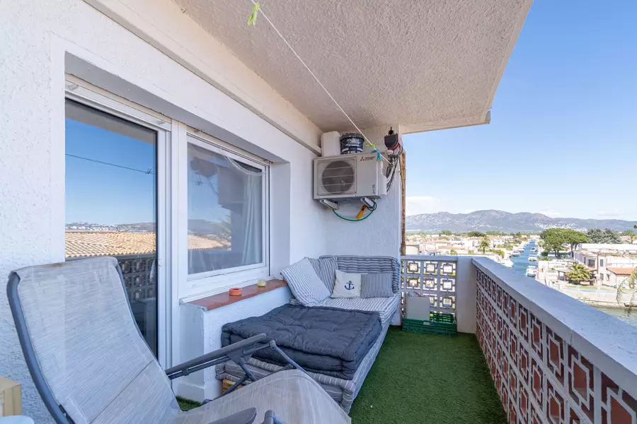 Empuriabrava, fantastic penthouse with a 97m2 solarium terrace and incredible views.