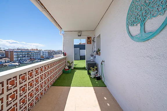 Empuriabrava, fantastic penthouse with a 97m2 solarium terrace and incredible views.