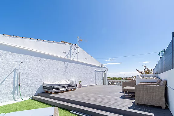 Empuriabrava, fantástico ático con una terraza solarium de 97m2 y vistas increibles.