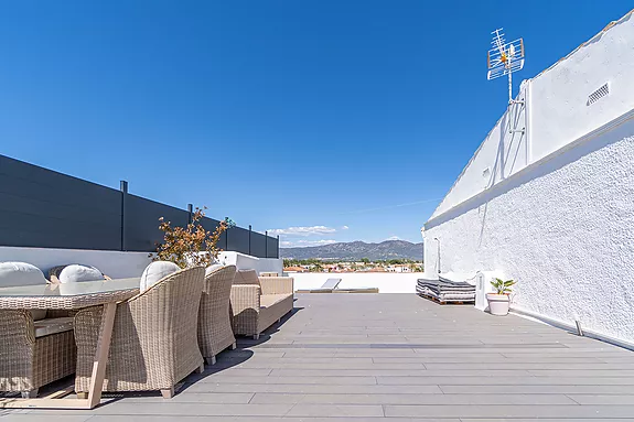 Empuriabrava, fantástico ático con una terraza solarium de 97m2 y vistas increibles.