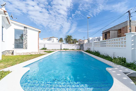 Casa de planta baixa amb piscina al privilegiat sector de Carmenço.