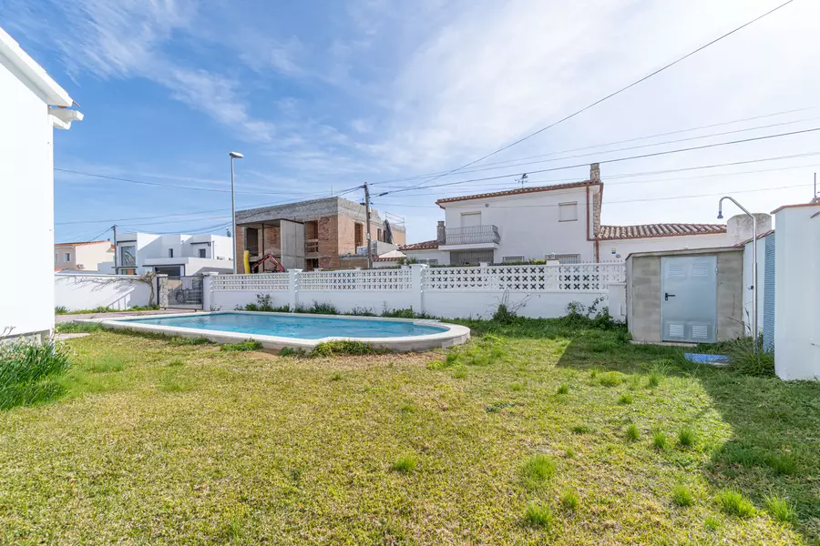 Casa de planta baixa amb piscina al privilegiat sector de Carmenço.