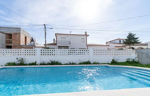Casa de planta baja con piscina en el privilegiado sector de Carmenço.