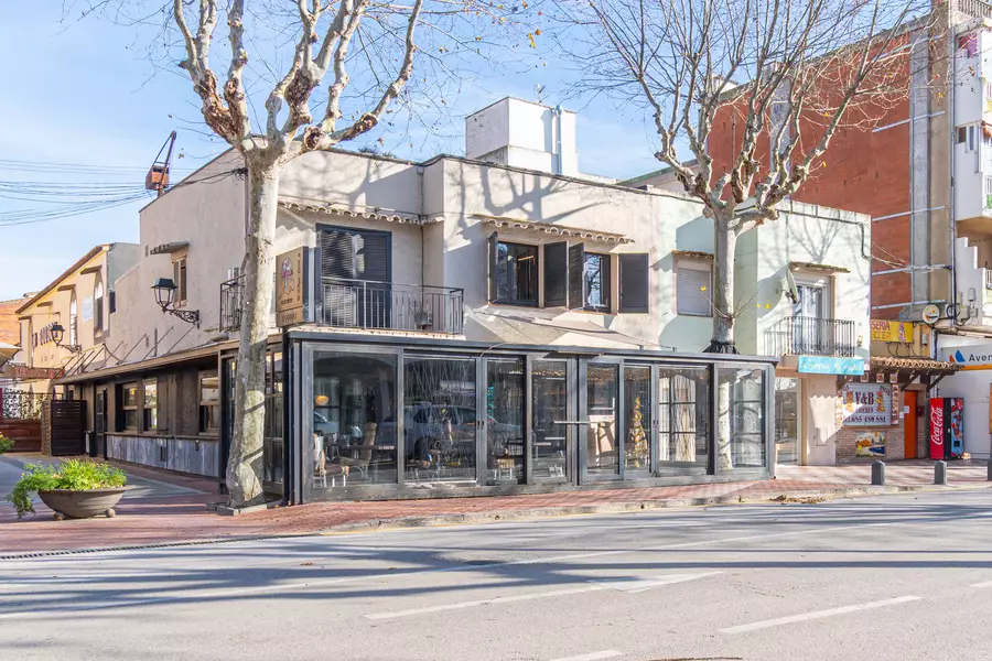 Locales en el corazón de Empuriabrava, en la zona comercial más solicitada.
