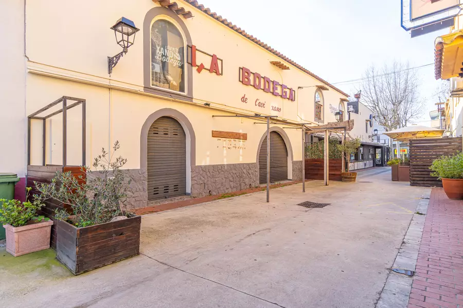 Locales en el corazón de Empuriabrava, en la zona comercial más solicitada.