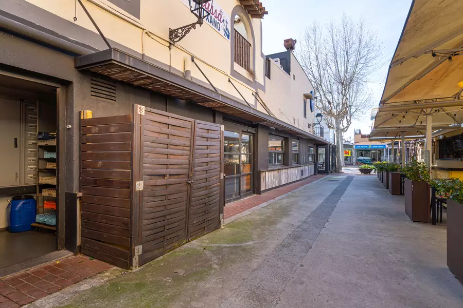 Locales en el corazón de Empuriabrava, en la zona comercial más solicitada.