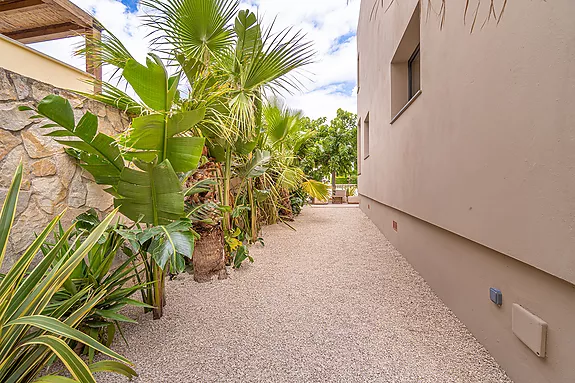 Spectacular design house in Empuriabrava.