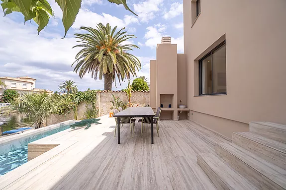 Spectacular design house in Empuriabrava.