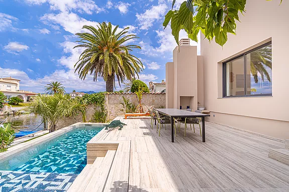 Spectacular design house in Empuriabrava.