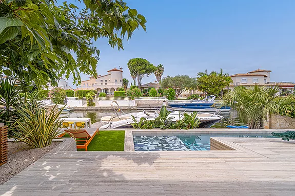 Spectacular design house in Empuriabrava.