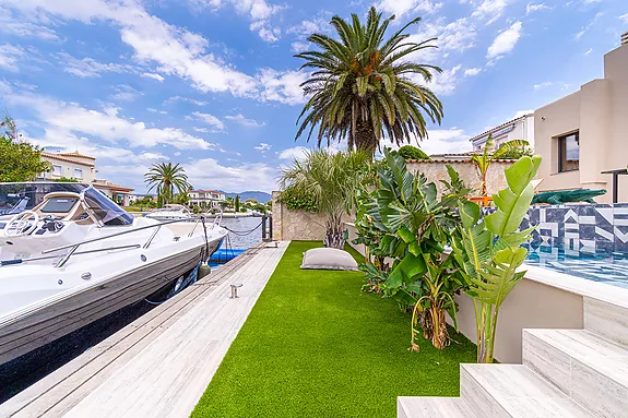 Spectacular design house in Empuriabrava.