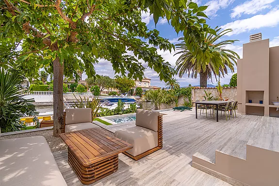 Spectacular design house in Empuriabrava.