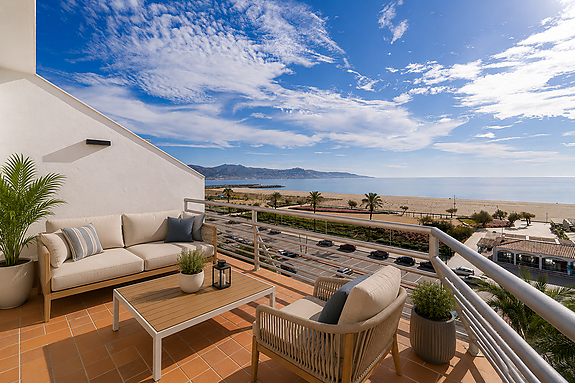 Ideal investment: apartment with tourist license and panoramic views of the Roses Bay.