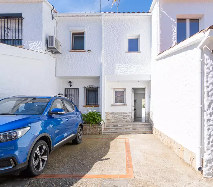 Haus mit Pool, Terrasse und Garage nur wenige Schritte vom Strand in Empuriabrava entfernt.