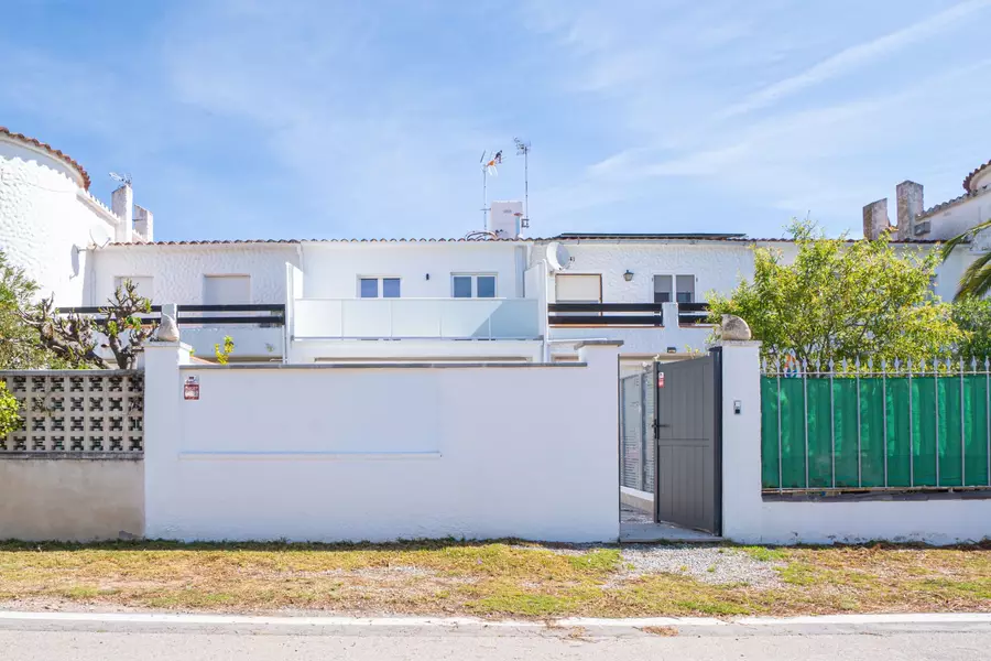 Haus mit Pool, Terrasse und Garage nur wenige Schritte vom Strand in Empuriabrava entfernt.