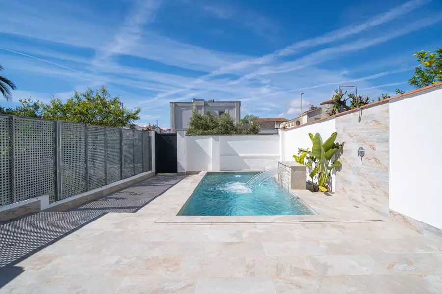 Haus mit Pool, Terrasse und Garage nur wenige Schritte vom Strand in Empuriabrava entfernt.