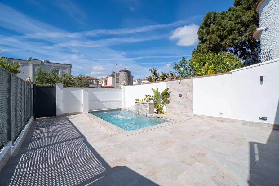 Haus mit Pool, Terrasse und Garage nur wenige Schritte vom Strand in Empuriabrava entfernt.