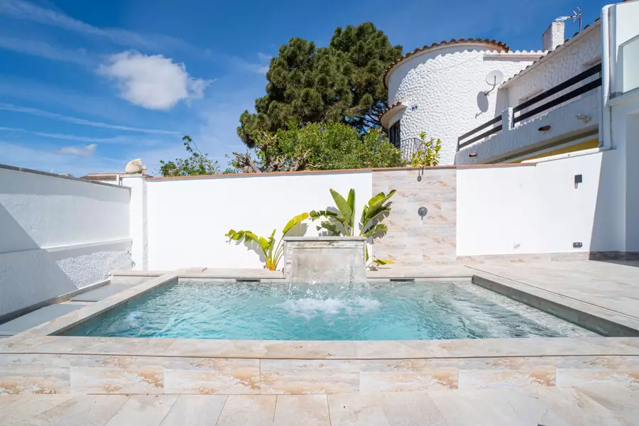 Haus mit Pool, Terrasse und Garage nur wenige Schritte vom Strand in Empuriabrava entfernt.