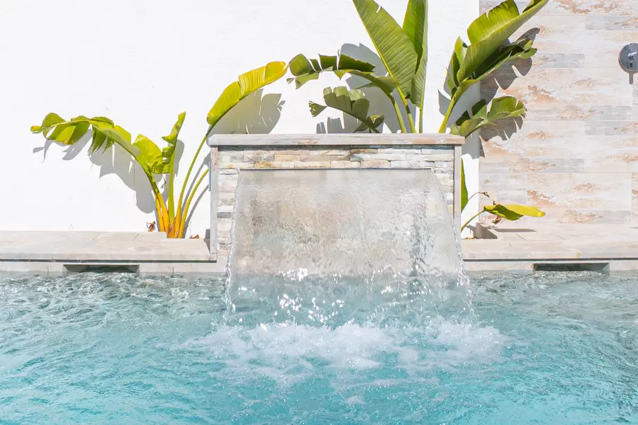 Haus mit Pool, Terrasse und Garage nur wenige Schritte vom Strand in Empuriabrava entfernt.