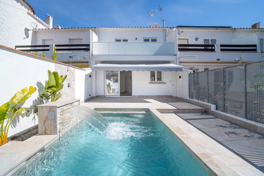Haus mit Pool, Terrasse und Garage nur wenige Schritte vom Strand in Empuriabrava entfernt.