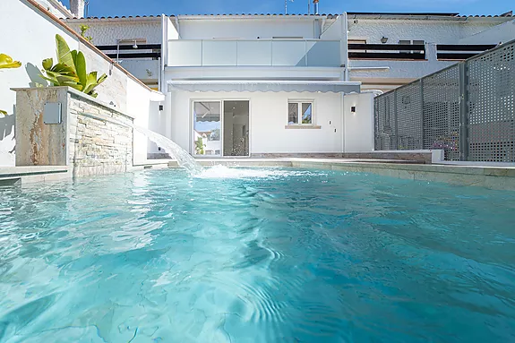 Casa con piscina, terraza y garaje a solo unos pasos de la playa de Empuriabrava.