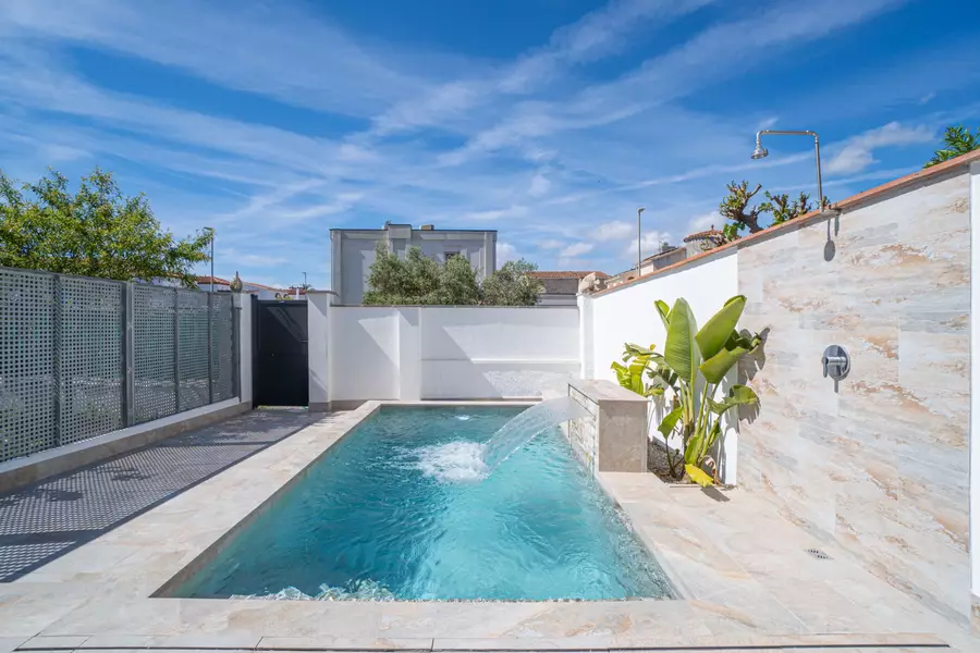 Haus mit Pool, Terrasse und Garage nur wenige Schritte vom Strand in Empuriabrava entfernt.