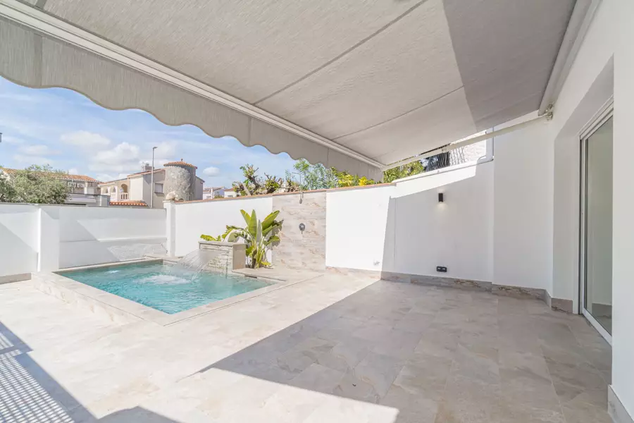 Haus mit Pool, Terrasse und Garage nur wenige Schritte vom Strand in Empuriabrava entfernt.