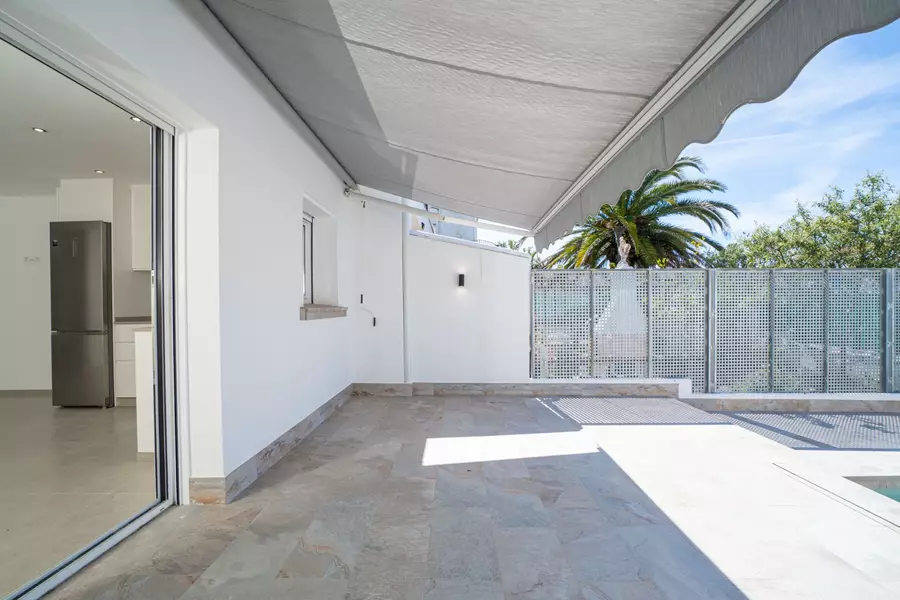 Haus mit Pool, Terrasse und Garage nur wenige Schritte vom Strand in Empuriabrava entfernt.
