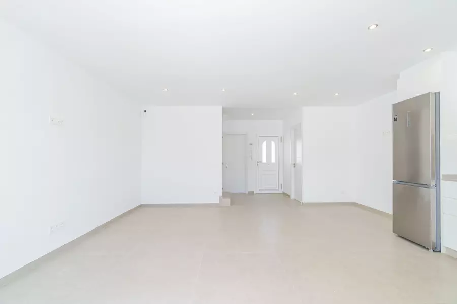 Haus mit Pool, Terrasse und Garage nur wenige Schritte vom Strand in Empuriabrava entfernt.