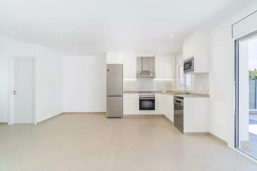 Haus mit Pool, Terrasse und Garage nur wenige Schritte vom Strand in Empuriabrava entfernt.