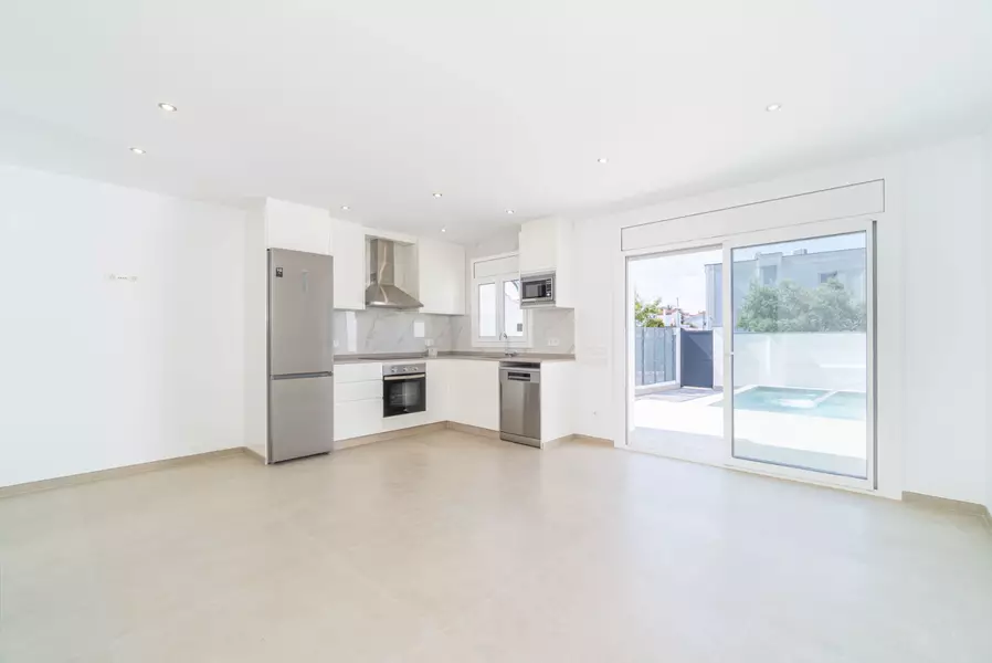 Haus mit Pool, Terrasse und Garage nur wenige Schritte vom Strand in Empuriabrava entfernt.