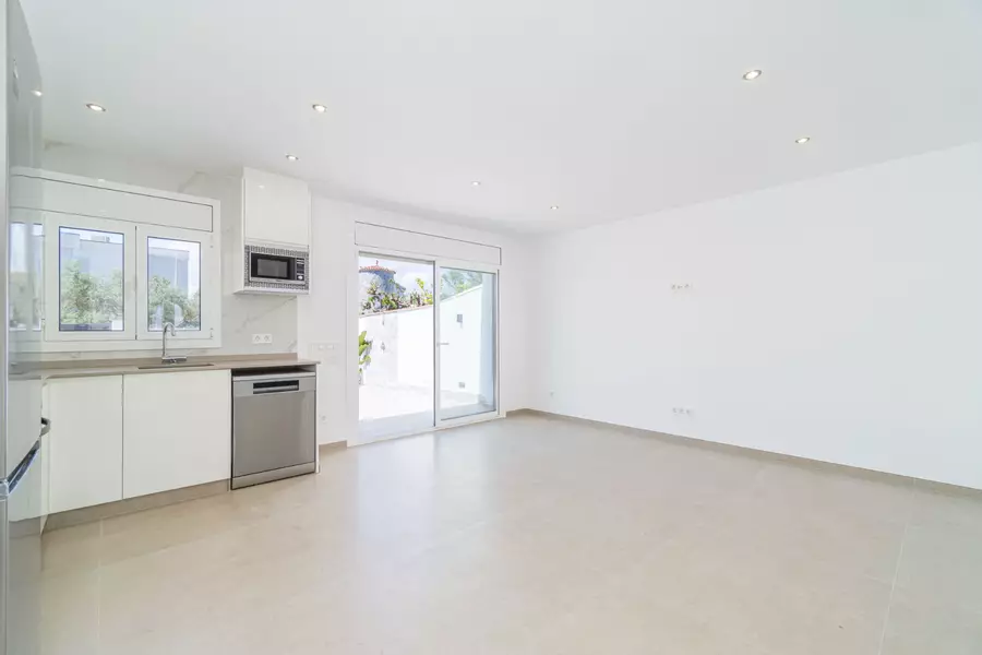 Haus mit Pool, Terrasse und Garage nur wenige Schritte vom Strand in Empuriabrava entfernt.
