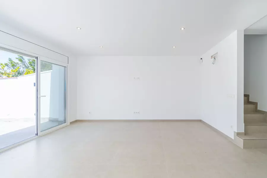 Haus mit Pool, Terrasse und Garage nur wenige Schritte vom Strand in Empuriabrava entfernt.