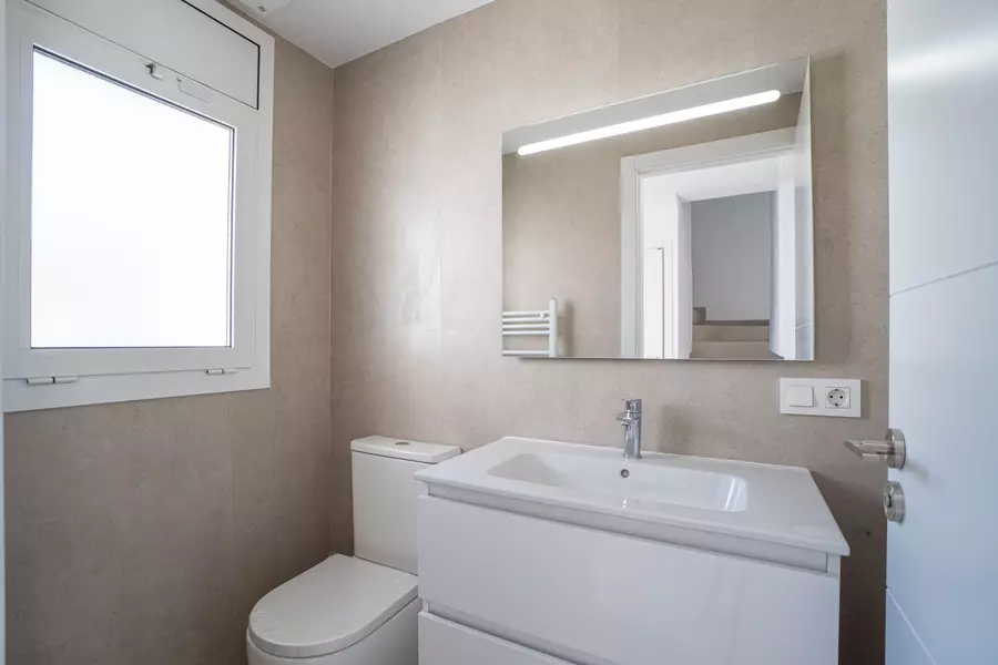 Haus mit Pool, Terrasse und Garage nur wenige Schritte vom Strand in Empuriabrava entfernt.